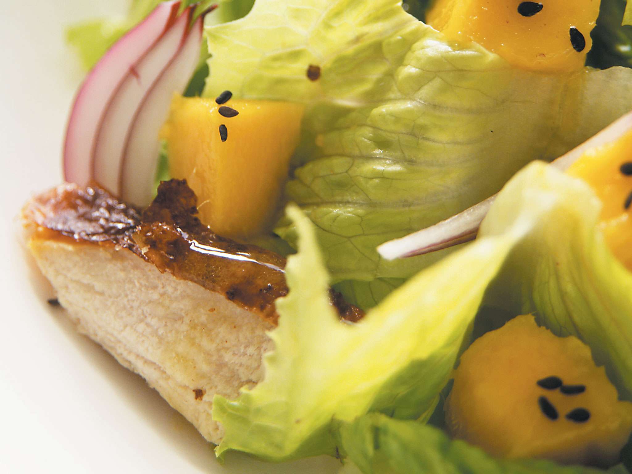 Ensalada de pollo con mango