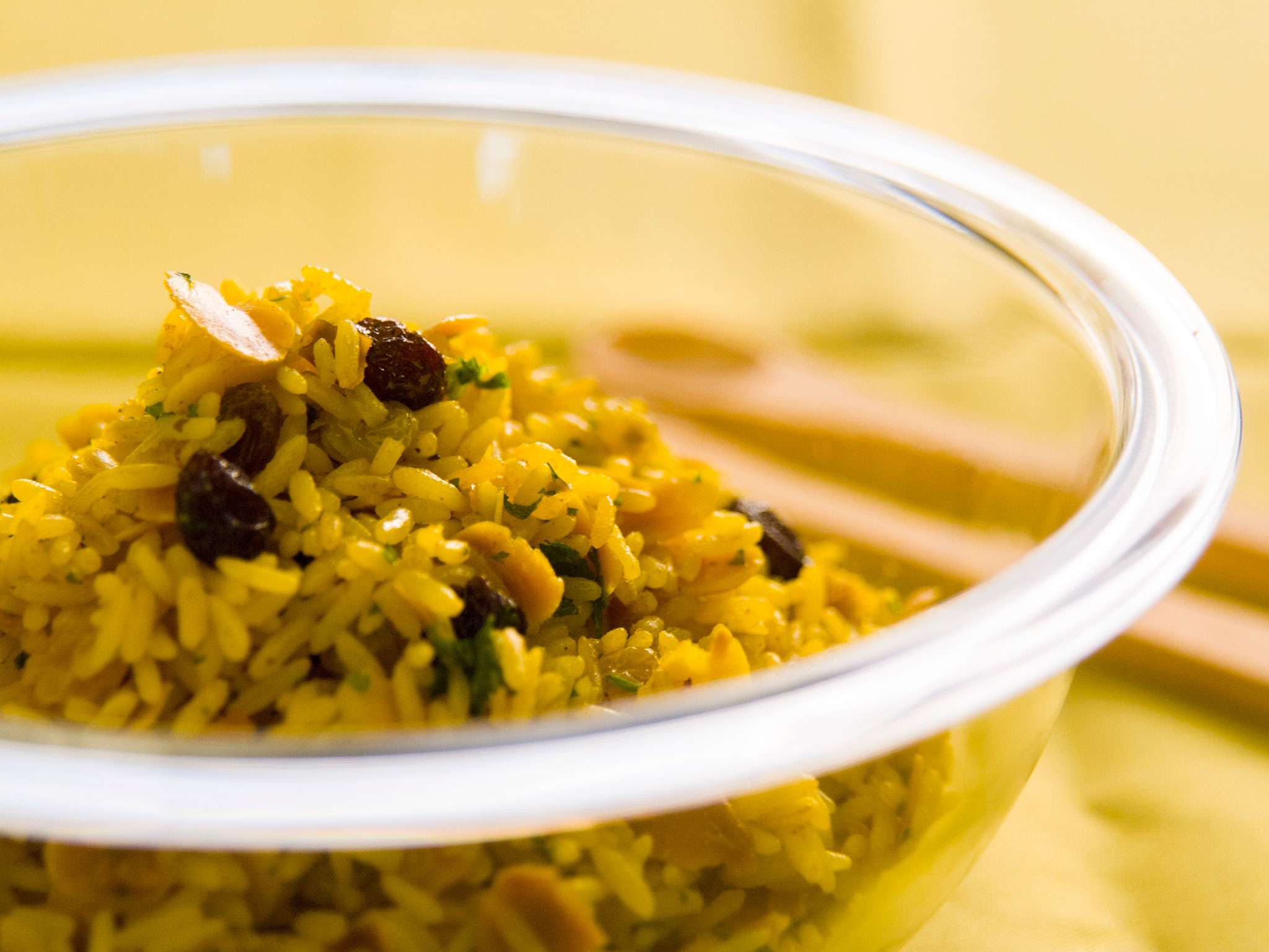 Arroz con curry y pasitas